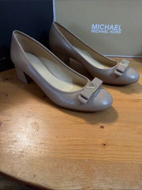 Michael Kors Women's Taupe Bow pumps